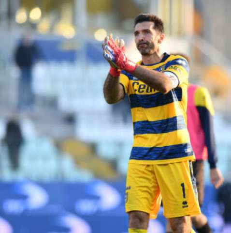 Gianluigi Buffon prestes a jogar na segunda divisão italiana