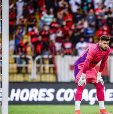 Cria do Flamengo marca contra Racing e 'apaga' jogo terrível na