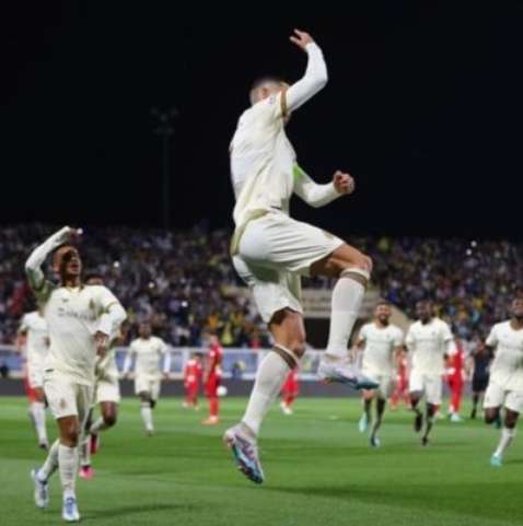 Estátua faz time de Benzema se recusar a jogar pela Champions da