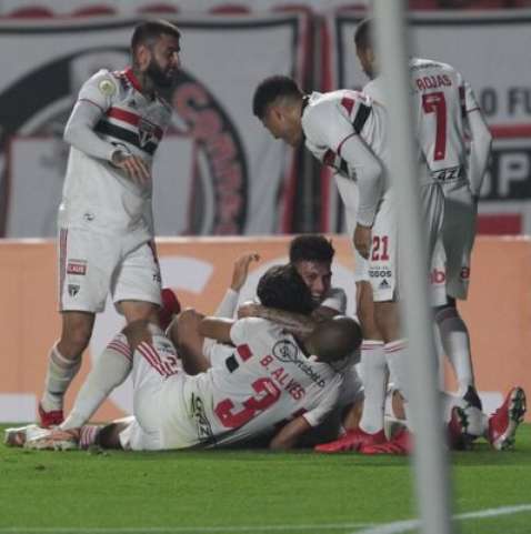 São Paulo vence Grêmio no Morumbi e pula para o 10º lugar no Brasileirão