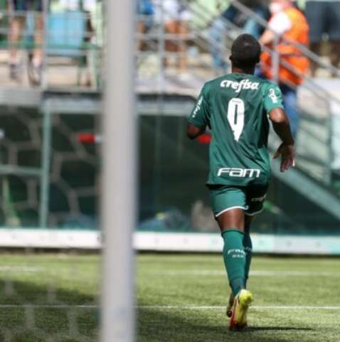 Com dois de Pedro, Flamengo bate o Palmeiras no Maracanã e entra de vez na  briga pelo título do Brasileirão