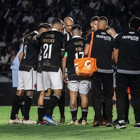 Torcedor faz tatuagem em homenagem a autor do gol da permanência