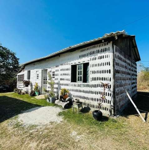 Família constrói casa usando 8 mil garrafas de vidro