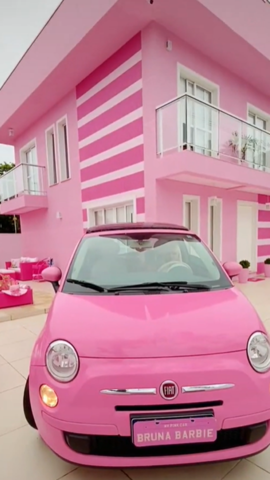Por dentro da casa cor-de-rosa da “Barbie brasileira”, no Paraná