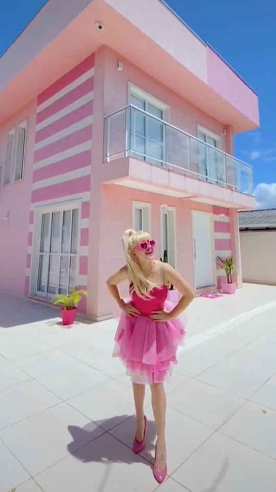 Por dentro da casa cor-de-rosa da “Barbie brasileira”, no Paraná