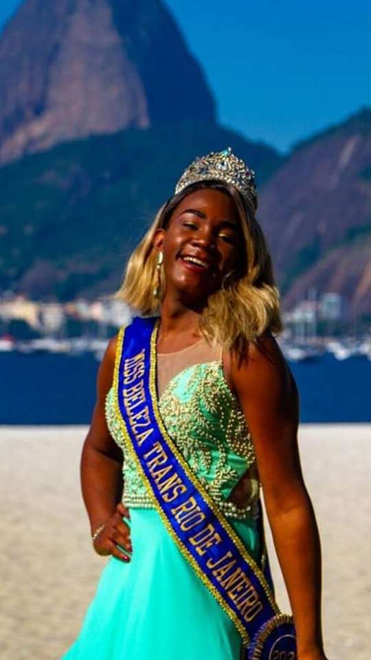 Modelo brasileira usa traje de Nossa Senhora no 'Miss Universo' trans