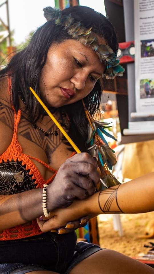 Guzman Tattoo - 💉 Tatuagem feita no Studio Guzman Tattoo 💉 🔎 Significado  de tatuagem indígena 🔍 As tatuagens indígenas são uma maneira de  representar a origem dos nossos antepassados. A cultura indígena era