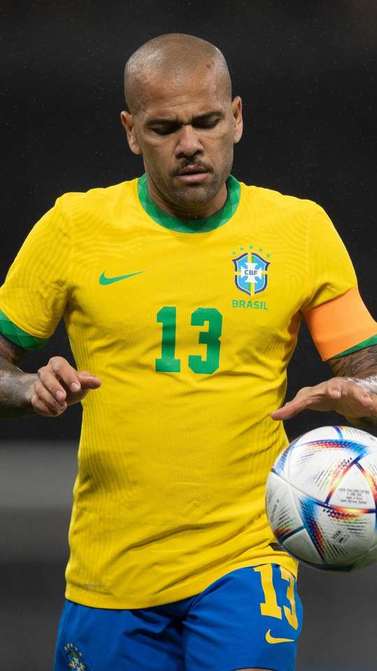 Daniel Alves é o jogador com mais títulos no futebol atualmente? Checamos, futebol internacional