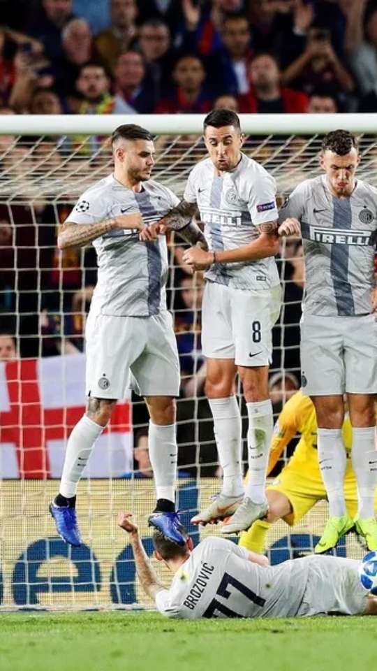 Jogador deita na barreira, e goleiro entra com a bola no gol: Teve Isso!