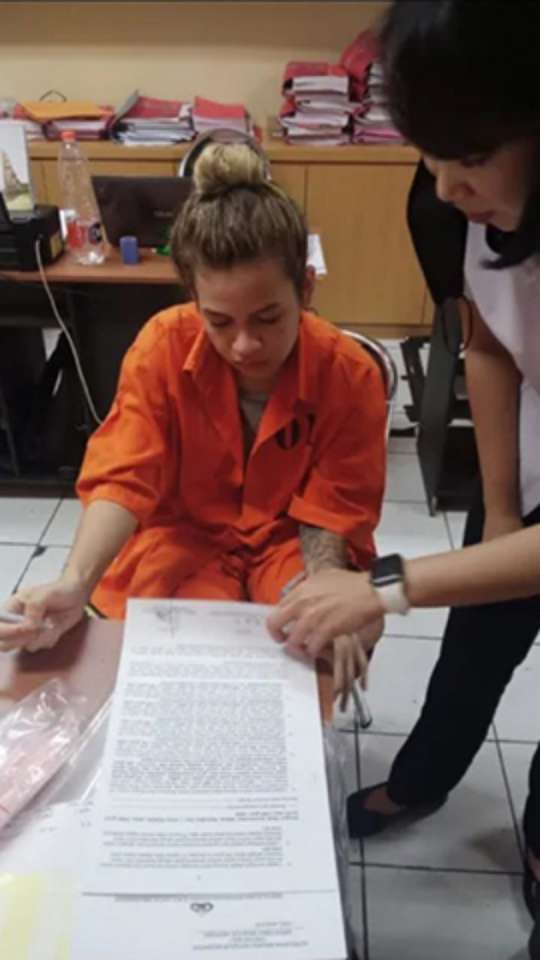 Brasileira &eacute; julgada e pode ser fuzilada por tr&aacute;fico de drogas na Indon&eacute;sia