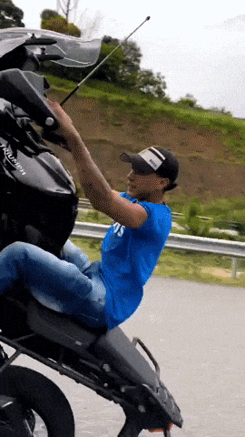 Periférica e sapatão, MC Lalão do TDS lança clipe ousado com minas dando  grau de moto
