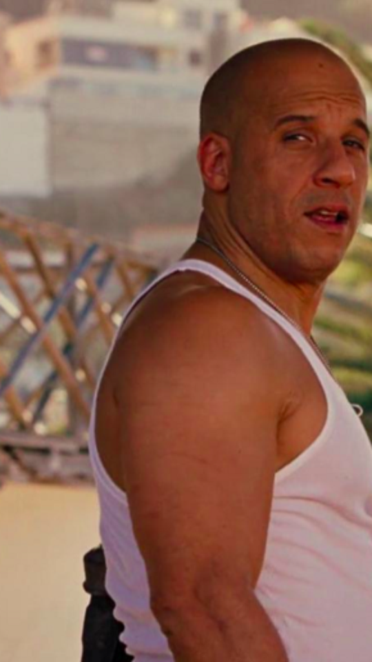 Lilo on X: Acho que um dos caras mais complexados com altura é o Vin Diesel.  Ele aparece da mesma altura do The Rock no filme, mesmo ele falando que tem  1,82m