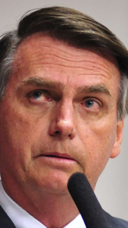 Em meio a escândalo das joias, Bolsonaro vai ao dentista em Goiânia