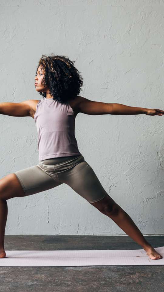 5 posturas de yoga para melhorar a saúde sexual da mulher