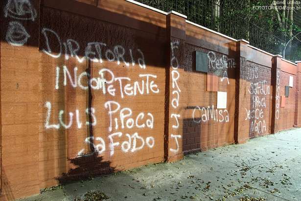 Fotógrafo nega envolvimento com pichações no CT do São Paulo