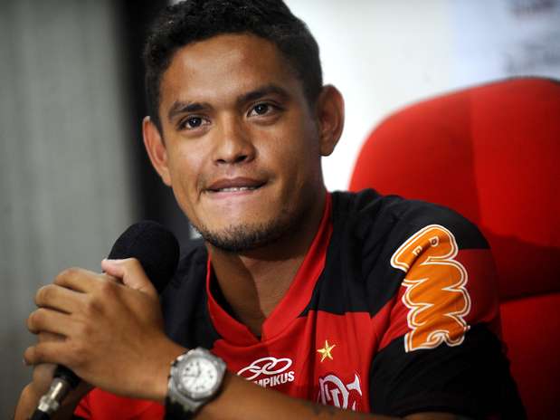 Gripado, Carlos Eduardo é desfalque no treino do Flamengo