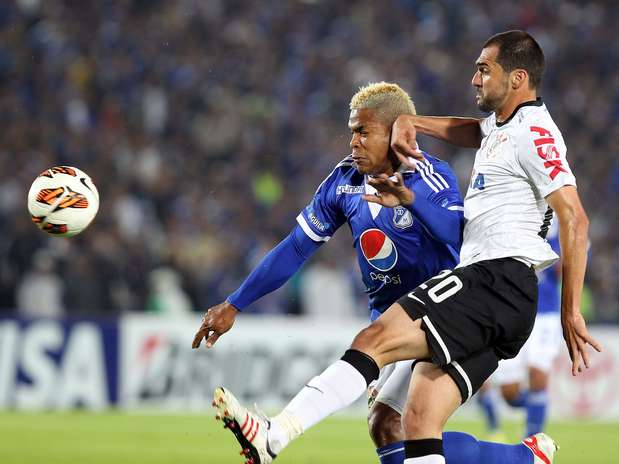 Danilo disputa bola com Torres; meia voltou a ser decisivo a favor do Corinthians Foto: EFE
