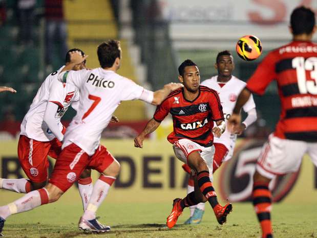 Náutico vence 1ª e Flamengo ouve xingamentos da torcida