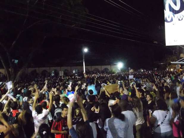 Os participantes do ato público caminharam da Universidade Federal do Espírito Santo até as proximidades da casa do governador Foto: Acácio Rodrigues / Especial para Terra