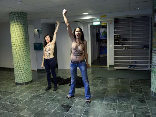 As ativistas feministas gritaram "Libertem as mulheres", "Não à sharia" e "Não à opressão" Foto: AFP