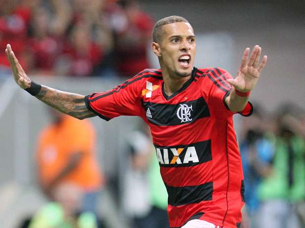 Decisivo em clássico, Paulinho é ovacionado em volta do Fla ao RJ