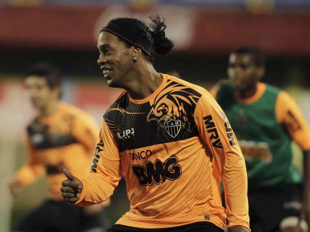 Ronaldinho em treino realizado terça-feira no Paraguai: ele também busca uma Libertadores Foto: Reuters