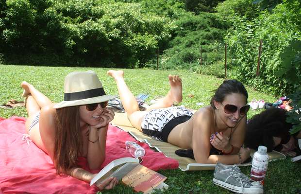 Em busca de igualdade entre os sexos, o grupo de leitura nova-iorquino Coed Topless Pulp Fiction propõe a suas integrantes que retirem suas blusas e leiam e debatam livros de topless em áreas públicas da cidade; lei do Estado de Nova York permite que mulheres deixem troncos nus em qualquer lugar onde homens podem fazê-lo também null