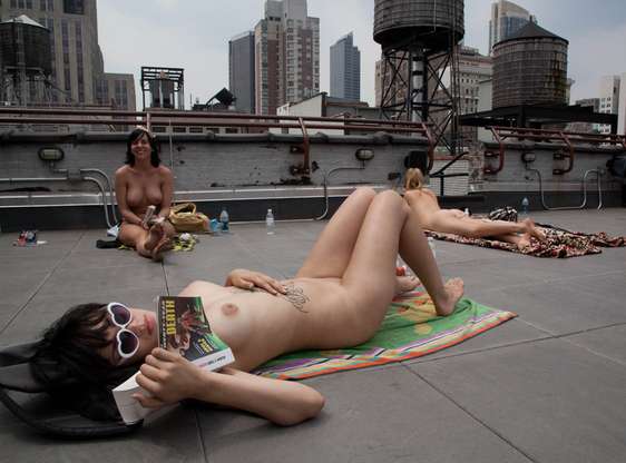 Em busca de igualdade entre os sexos, o grupo de leitura nova-iorquino Coed Topless Pulp Fiction propõe a suas integrantes que retirem suas blusas e leiam e debatam livros de topless em áreas públicas da cidade; lei do Estado de Nova York permite que mulheres deixem troncos nus em qualquer lugar onde homens podem fazê-lo também null