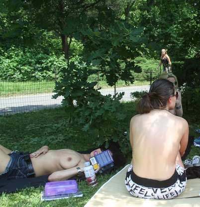 Em busca de igualdade entre os sexos, o grupo de leitura nova-iorquino Coed Topless Pulp Fiction propõe a suas integrantes que retirem suas blusas e leiam e debatam livros de topless em áreas públicas da cidade; lei do Estado de Nova York permite que mulheres deixem troncos nus em qualquer lugar onde homens podem fazê-lo também null