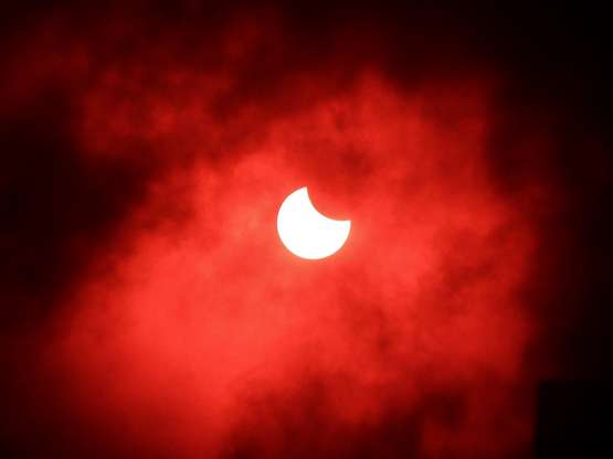 Primeiro eclipse solar do ano em São Paulo, foto feita com filtro de proteção vermelha. Foto: Paulo Pinto / Fotos Publicas