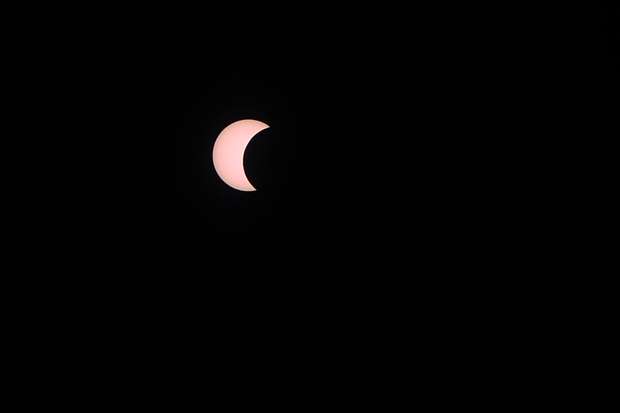 Primeiro eclipse solar do ano em São Paulo, foto feita com filtro de proteção vermelha. Foto: Paulo Pinto / Fotos Publicas