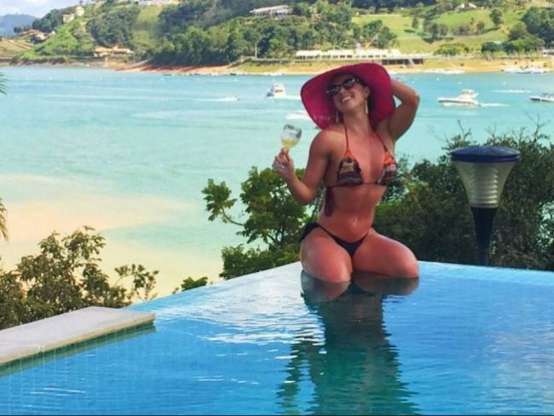 'Gosto de usar biquínis menores, de preferência o modelo fio-dental', contou Graciele Lacerda Foto: Divulgação, Instagram / Graciele Lacerda / PurePeople