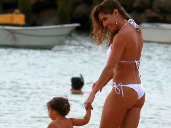 Deborah Secco apostou em um biquíni ao passear em praia de Fernando de Noronha com a filha, Maria Flor, de 2 anos Foto: AGNews / PurePeople