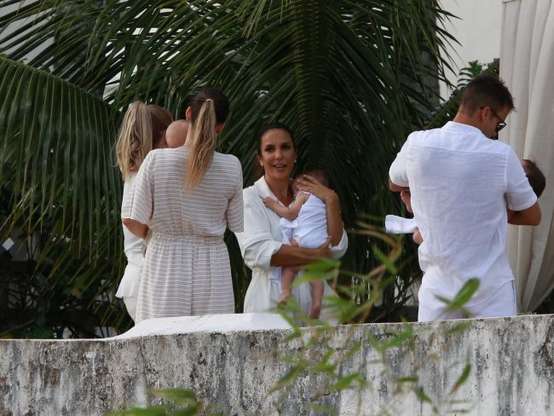 Ivete Sangalo recebeu familiares e amigos em batizado das filhas Foto: AGNews / PurePeople