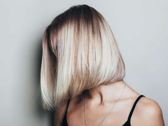 O long bob na altura dos ombros é um dos cortes médios mais queridinhos das fashionistas Foto: Unsplash / David Hurley / PurePeople