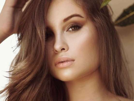 O long bob na altura dos ombros é um dos cortes médios mais queridinhos das fashionistas Foto: Unsplash / David Hurley / PurePeople