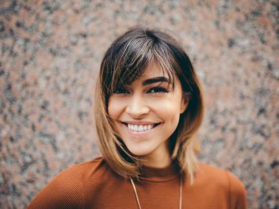 O long bob na altura dos ombros é um dos cortes médios mais queridinhos das fashionistas Foto: Unsplash / David Hurley / PurePeople