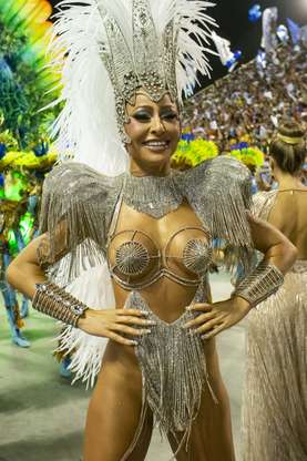 Raíssa de Oliveira, rainha de bateria no desfile da Beija Flor, no grupo especial do Carnaval 2020, na Sapucaí, nesta terça-feira (25). Foto: Wallace Teixeira / Futura Press