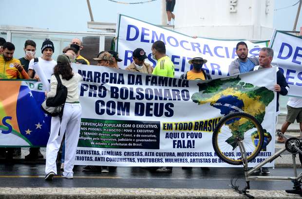 Ato e manifesto denominado Pró-Bolsonaro leva centenas de pessoas a se reunirem no posto 5 na orla da praia de Copacabana, zona sul do Rio de Janeiro. Foto: Jorge Hely/Framephoto / Estadão Conteúdo