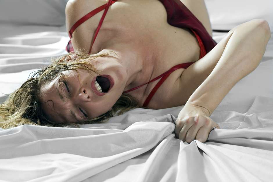 Usar salto pode ajudá-la a chegar lá - Segundo um estudo da Universidade de Verona, usar salto ajuda a relaxar e a fortalecer os músculos da região pélvica intensificando as contrações durante o orgasmo. Porém, o efeito positivo não aumenta de acordo com o tamanho do salto. Para Maria Cerruto, coordenadora da pesquisa o ideal é um salto que tenha entre 4 e 5 centímetros Foto: Getty Images