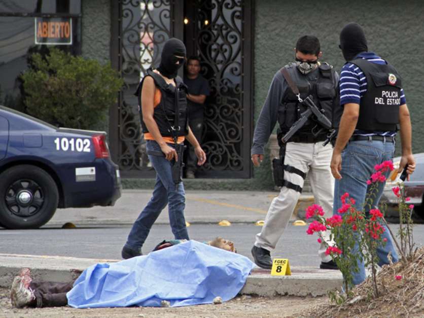 COLGADOS: Si bien se ven estas escenas en una película de acción, la realidad ya es otra en las calles. Los matones de la droga actúan sin nada de saña al colgar a sus víctimas de puentes en venganza o demostrar su poder. Foto: AP en español
