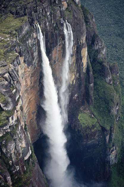 Qual é a maior cachoreira do mundo?  Com uma queda de 979 metros descendo do tepuy de Auyán, no sudeste da Venezuela, Salto Angel é a maior cachoeira do mundo.   Foto: Getty Images