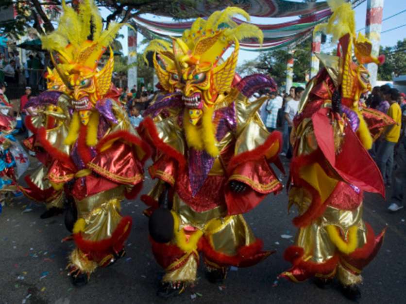 Rico em cores e detalhes, Carnaval dominicano ganha variações de acordo com a região em que é comemorado Foto: Shutterstock