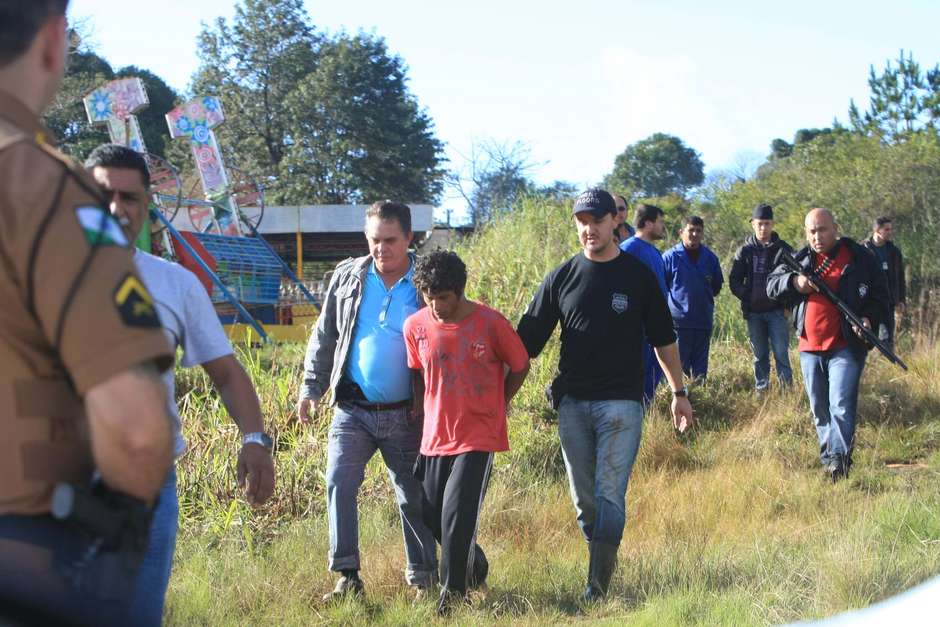 Familiares tambÃ©m compareceram ao tribunal. Caso a JustiÃ§a determine que a confissÃ£o dos suspeitos do assassinato ocorreu sob tortura, ela poderÃ¡ ser anulada Foto: Henry MillÃ©o/Gazeta do Povo / Futura Press