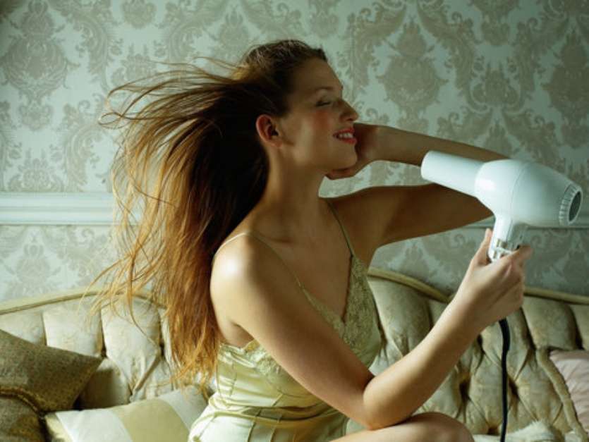 1. Amor por los secadores de cabello. Lory, es una mujer que disfruta de la compañía de su secador llevándolo a dormir con ella, viendo televisión y muchas cosas más. Aunque ha confesado que por dicha manía se ha quemado alguna vez, está convencida de que el riesgo es insignificante en comparación con la tranquilidad que le da escuchar su sonido, cual arullo. Foto: Referencial /Getty Images