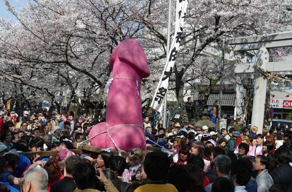 O tema principal é a adoração do órgão reprodutor masculino que pode ser encontrado em diversos objetos durante o Festival: pirulitos, doces, estátuas e até um para montaria Foto: Getty Images