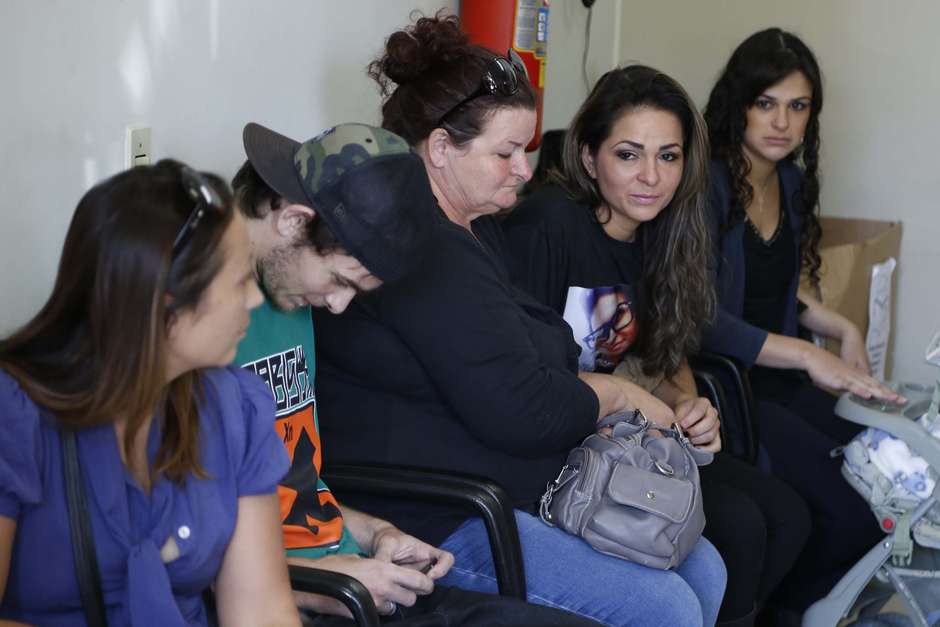 Familiares tambÃ©m compareceram ao tribunal. Caso a JustiÃ§a determine que a confissÃ£o dos suspeitos do assassinato ocorreu sob tortura, ela poderÃ¡ ser anulada Foto: Henry MillÃ©o/Gazeta do Povo / Futura Press