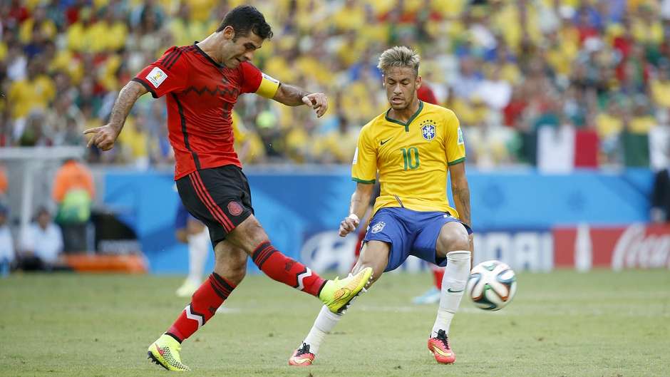 Neymar segura rede depois de perder gol na Arena CastelÃ£o em partida contra o MÃ©xico, pelo Grupo A. Com grande atuaÃ§Ã£o do goleiro OchoaÂ e boas chances desperdiÃ§adas, o Brasil empatou com o MÃ©xico em 0 a 0. Foto: Reuters