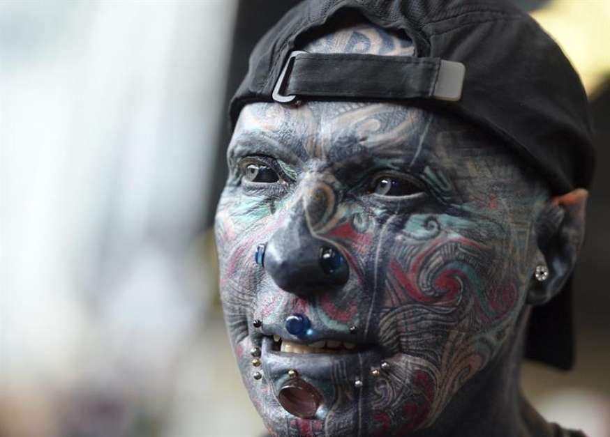 El modelo conocido como Magneto posa ante las cámaras durante la 24 edición de la Convención de Tatuajes de Berlín (Alemania). Este evento se celebra en la capital alemana hasta el próximo día 3 de agosto. Foto: EFE en español
