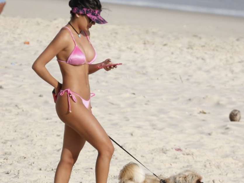 Munik passeou com seu cachorrinho enquanto mexia no celular Foto: AGNews / PurePeople